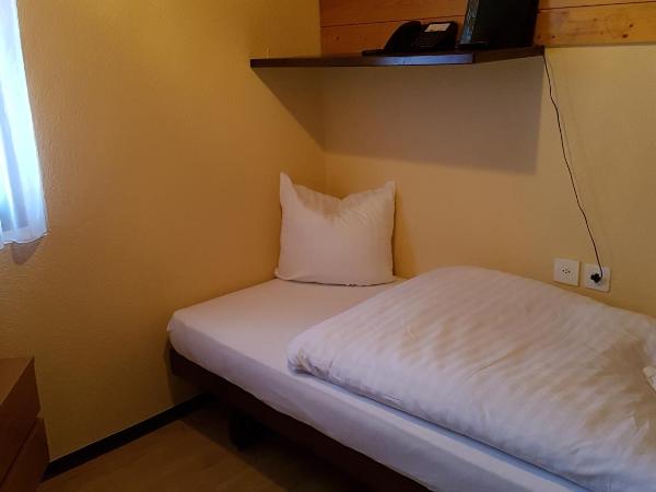 Hotel Europa Guest House : photo 2 de la chambre très petite chambre simple basique sans douche