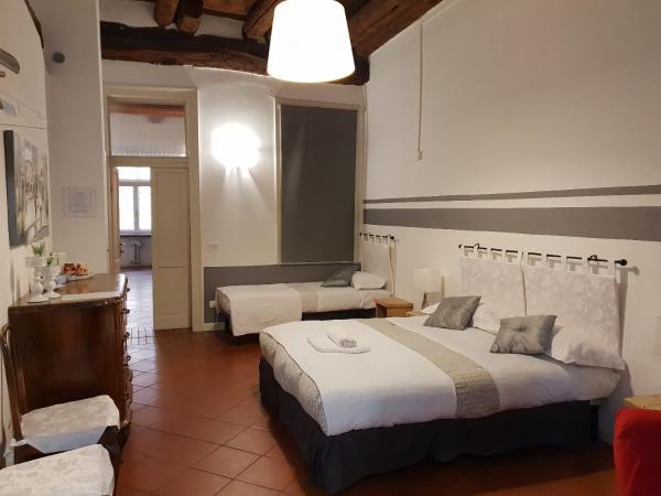 La Maison : photo 1 de la chambre chambre triple avec salle de bains commune