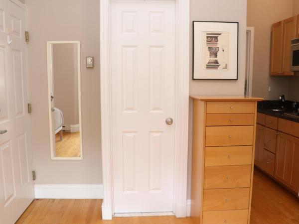 Charming Studio in Boston Brownstone, C.Ave#5 : photo 1 de la chambre studio