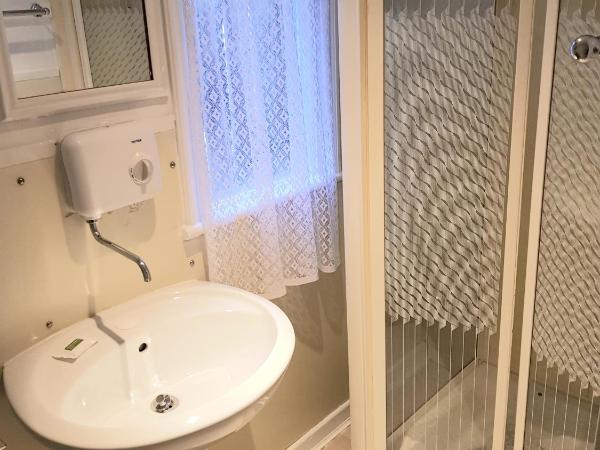 Billycan Guest Rooms : photo 2 de la chambre petite chambre double avec douche