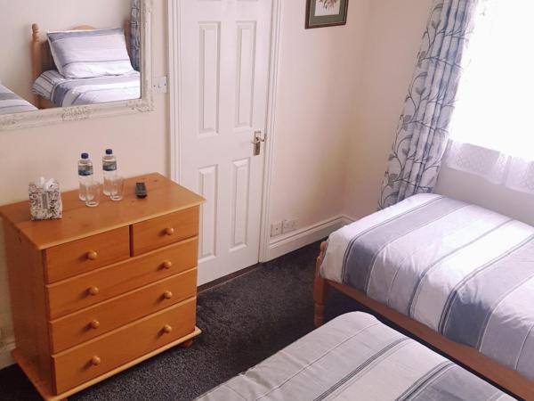 Billycan Guest Rooms : photo 2 de la chambre chambre triple avec douche