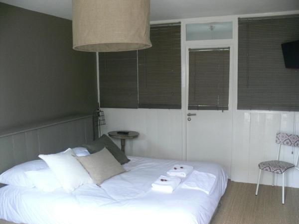 L'Île Ô Château : photo 6 de la chambre chambre double supérieure - vue sur piscine