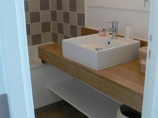 L'Île Ô Château : photo 7 de la chambre chambre double supérieure - vue sur piscine