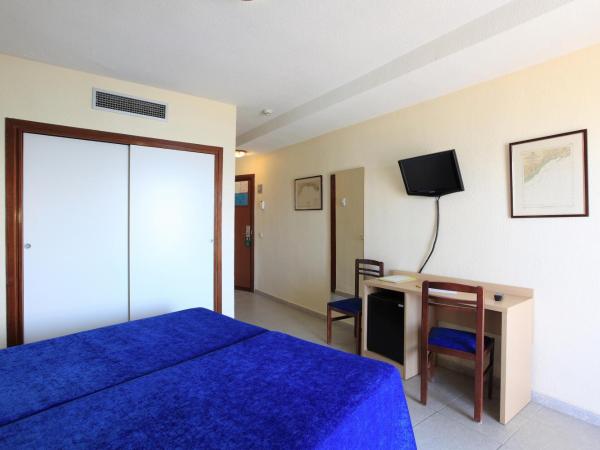 Hotel Bilbaino : photo 6 de la chambre chambre double ou lits jumeaux - vue partielle sur mer