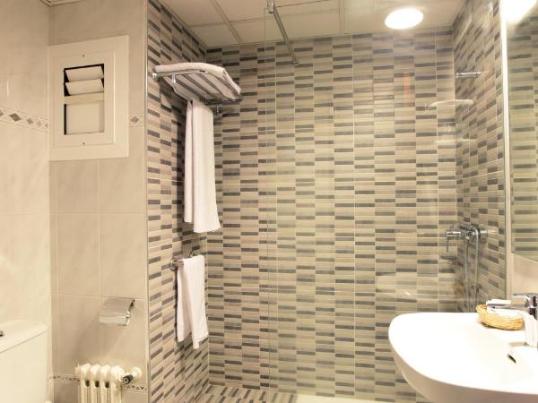 Hotel Bilbaino : photo 1 de la chambre chambre double ou lits jumeaux - vue partielle sur mer