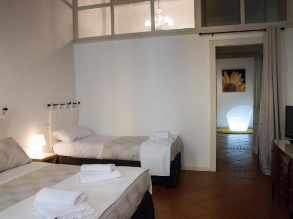 La Maison : photo 3 de la chambre chambre triple avec salle de bains privative