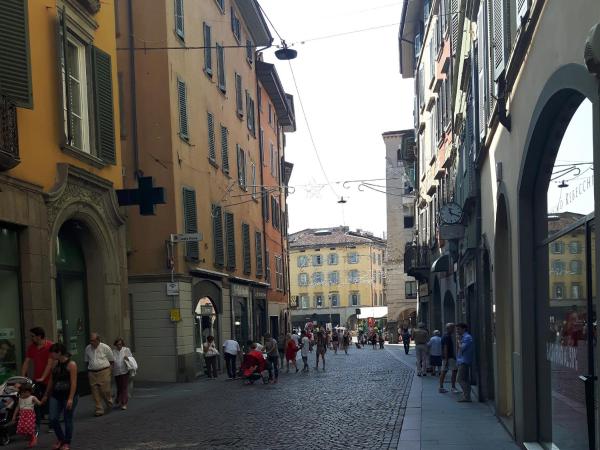 La Maison : photo 10 de la chambre chambre double avec salle de bains commune