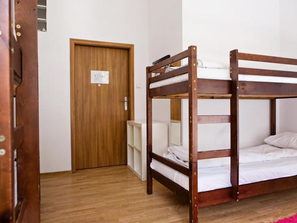 Folk Hostel : photo 3 de la chambre chambre familiale avec salle de bains commune