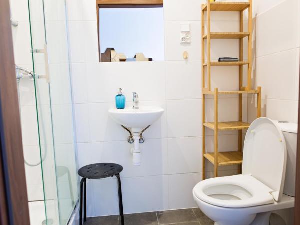 Folk Hostel : photo 6 de la chambre chambre double avec douche