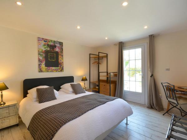 chambres d hotes Le Mas Julien piscine chauffée adult only : photo 6 de la chambre chambre double avec terrasse