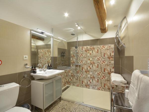 chambres d hotes Le Mas Julien piscine chauffée adult only : photo 7 de la chambre chambre double avec terrasse