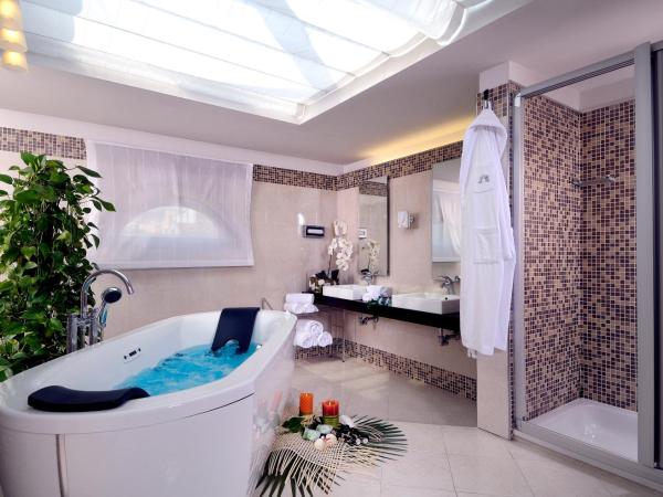 Hotel Master : photo 2 de la chambre suite lit king-size avec baignoire spa et sauna