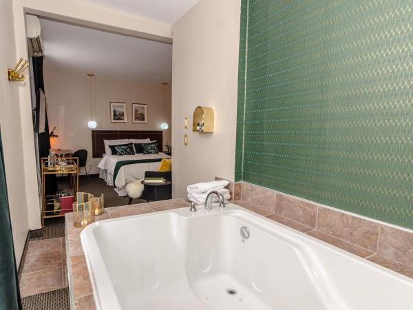 Maison Cartier Montreal : photo 7 de la chambre chambre lit queen-size avec baignoire spa