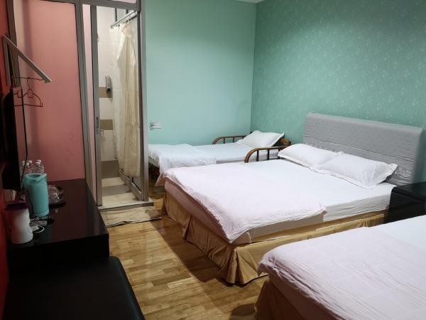 Home Inn Hotel : photo 2 de la chambre chambre familiale avec salle de bains privative