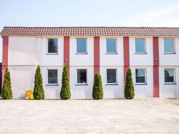 Hotelik Okęcie 39 - Parking i transfer na lotnisku : photo 4 de la chambre chambre quadruple avec salle de bains commune