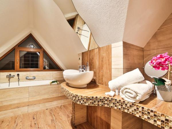 Grand Podhale Resort&Spa- Jacuzzi - Sauna fińska i Łaźnia parowa - Widok na Tatry : photo 1 de la chambre appartement avec vue sur la montagne