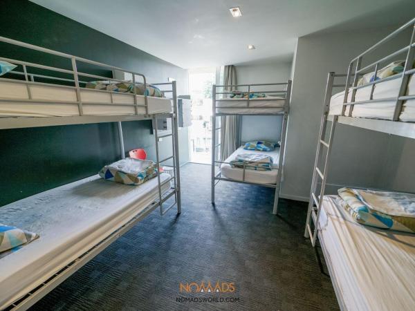 Nomads Queenstown Hostel : photo 1 de la chambre lit dans dortoir mixte de 6 lits avec salle de bains