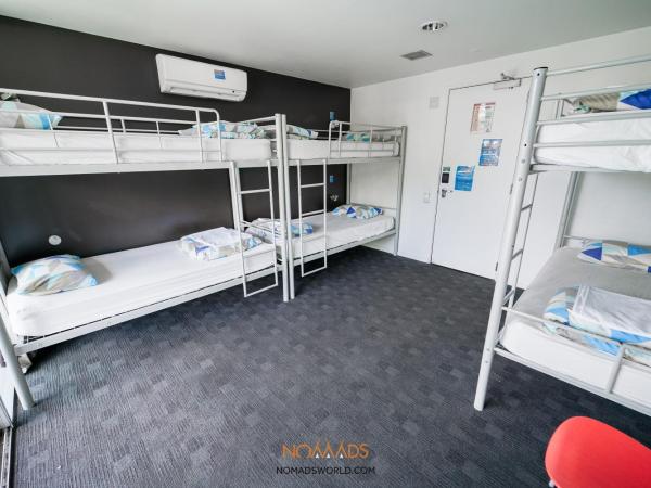 Nomads Queenstown Hostel : photo 2 de la chambre lit dans dortoir mixte de 6 lits avec salle de bains