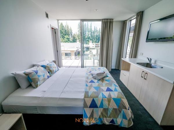 Nomads Queenstown Hostel : photo 4 de la chambre king or twin room with private bathroom and shared balcony - gondola view