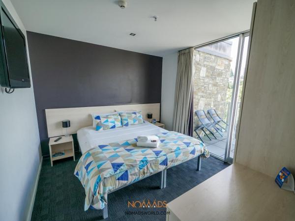 Nomads Queenstown Hostel : photo 3 de la chambre king or twin room with private bathroom and shared balcony - gondola view