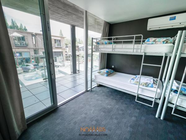 Nomads Queenstown Hostel : photo 1 de la chambre lit dans dortoir féminin de 4 lits avec salle de bains