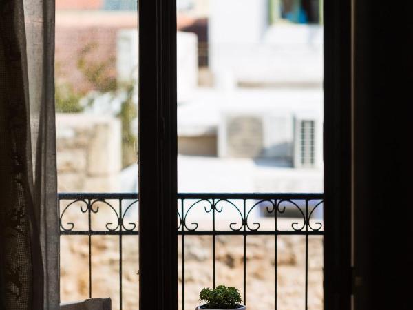 Phaedra Suites : photo 6 de la chambre suite avec balcon et vue sur la piscine