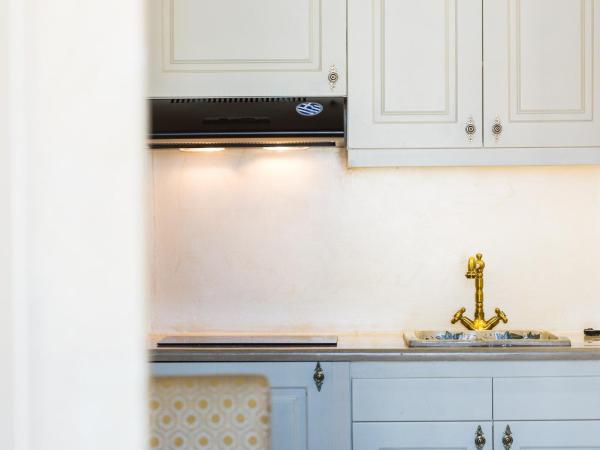 Phaedra Suites : photo 9 de la chambre suite avec balcon et vue sur la piscine