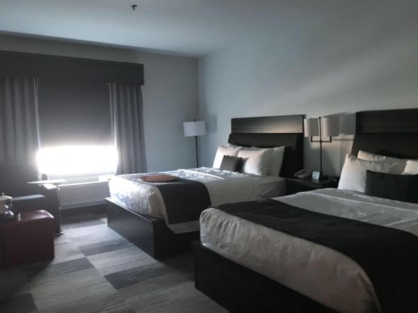 Best Western Plus Airport Inn & Suites : photo 5 de la chambre queen room with two queen beds and sofa bed - kitchen