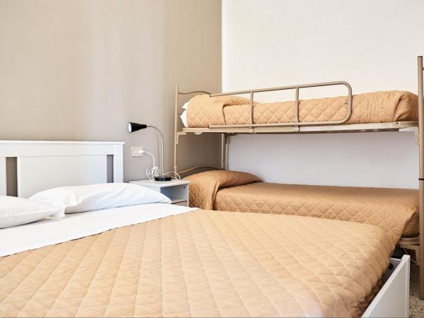 Hotel Spring : photo 1 de la chambre chambre quadruple avec balcon