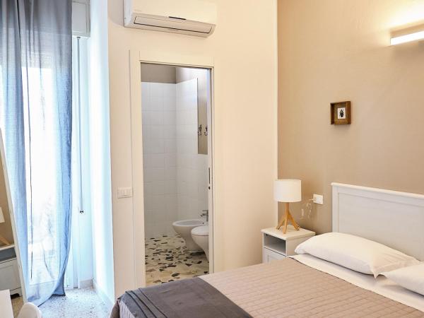 Hotel Spring : photo 1 de la chambre chambre double ou lits jumeaux avec balcon