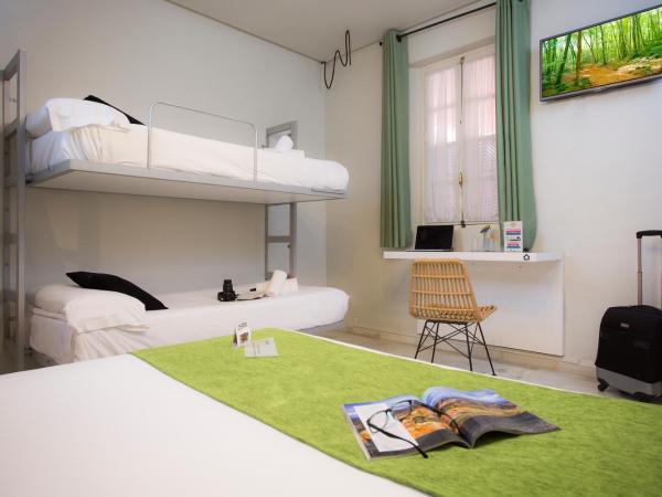 Casual de las Letras Sevilla : photo 5 de la chambre chambre quadruple