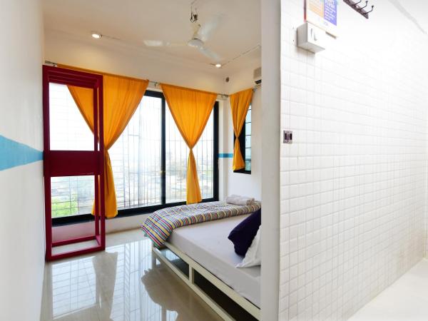 goSTOPS Mumbai : photo 4 de la chambre deluxe double ac room with ensuite bathroom