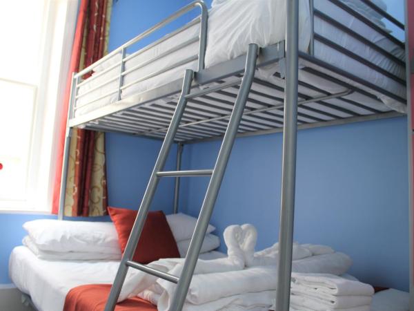 Backpackers Blackpool - Family Friendly Hotel : photo 4 de la chambre chambre familiale avec salle de bains privative