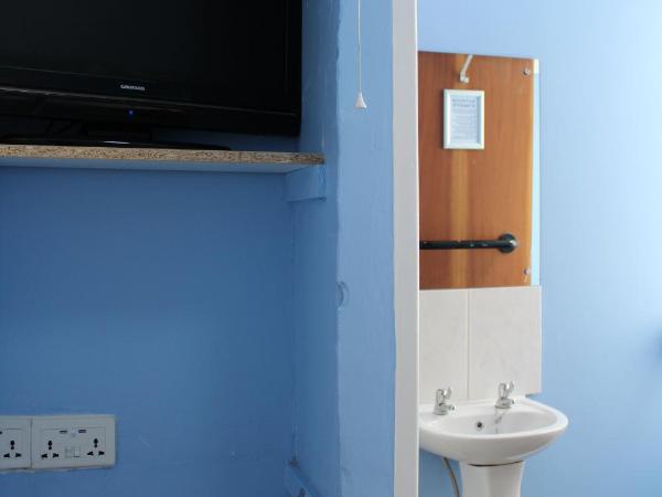 Backpackers Blackpool - Family Friendly Hotel : photo 7 de la chambre chambre double avec salle de bains privative