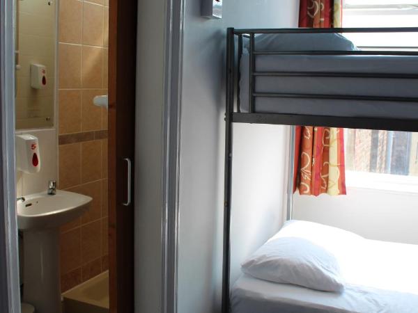 Backpackers Blackpool - Family Friendly Hotel : photo 5 de la chambre chambre familiale avec salle de bains