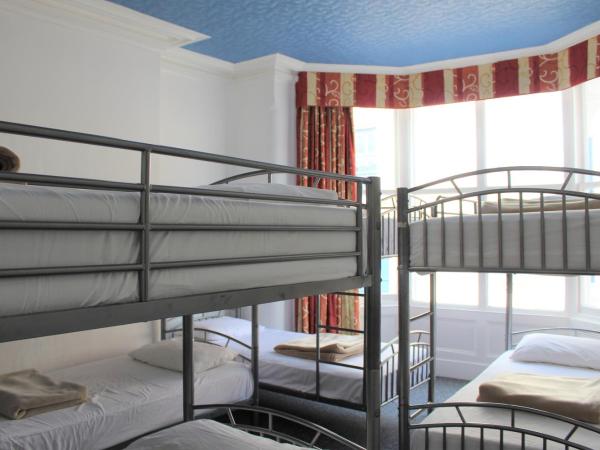 Backpackers Blackpool - Family Friendly Hotel : photo 2 de la chambre chambre familiale avec salle de bains