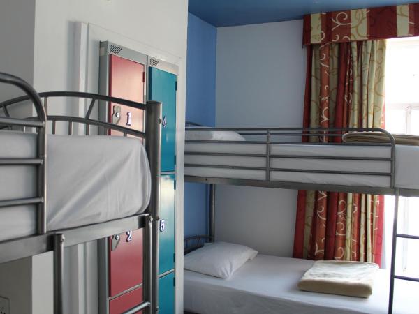 Backpackers Blackpool - Family Friendly Hotel : photo 7 de la chambre chambre familiale avec salle de bains