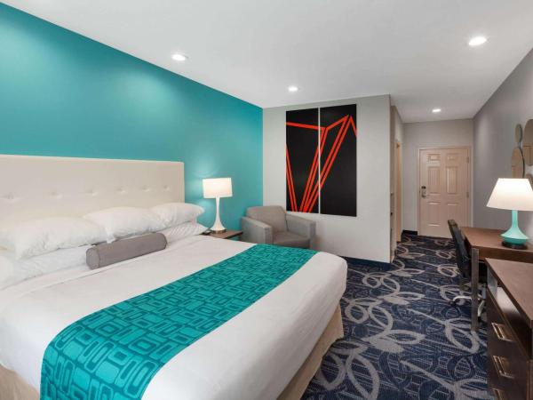 Americas Best Value Inn Houston Willowbrook : photo 3 de la chambre chambre lit king-size - non-fumeurs