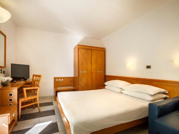 Maistra Select Amarin Resort : photo 4 de la chambre chambre triple supérieure