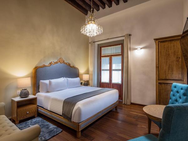 Hotel Casa Monarca : photo 1 de la chambre chambre lit king-size avec balcon