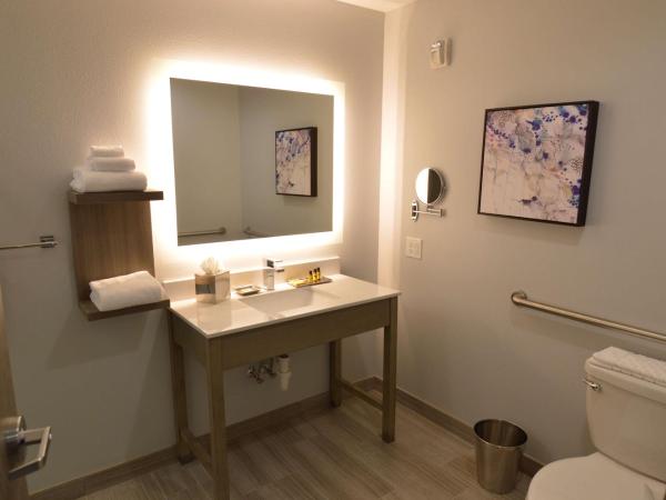 Best Western Plus Executive Residency Oklahoma City I-35 : photo 3 de la chambre king room with mobility accessible roll-in shower and kitchenette