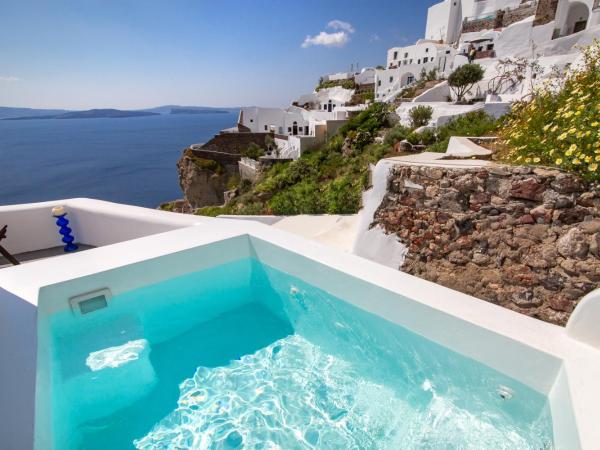 Ifestio Villas Oia : photo 10 de la chambre villa deluxe avec bain à remous extérieur - vue sur mer