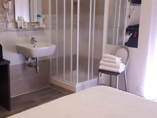 Hotel Salus : photo 2 de la chambre chambre double avec toilettes communes