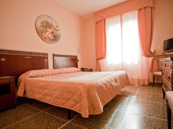 Hotel La Pace : photo 6 de la chambre chambre double ou lits jumeaux Économique