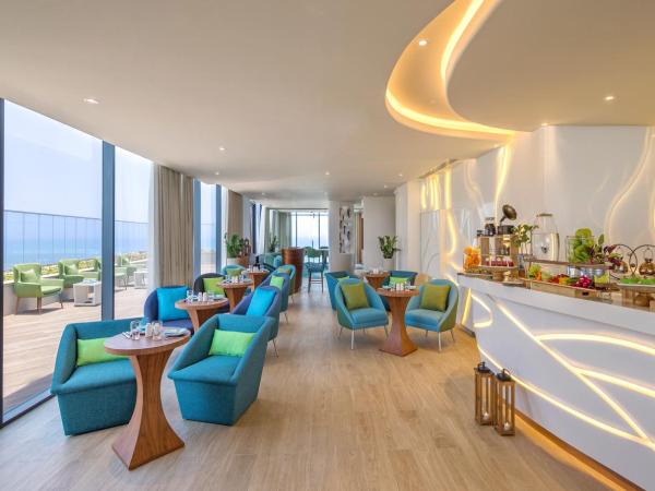 The Retreat Palm Dubai MGallery by Sofitel : photo 6 de la chambre chambre premium - vue sur mer palm jumeirah - accès au salon club - lit king-size ou 2 lits simples - accès à la plage privée