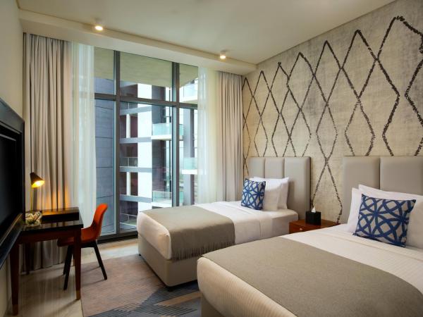 Millennium Atria Business Bay : photo 2 de la chambre hébergement exécutif 2 lits - vue partielle sur burj khalifa