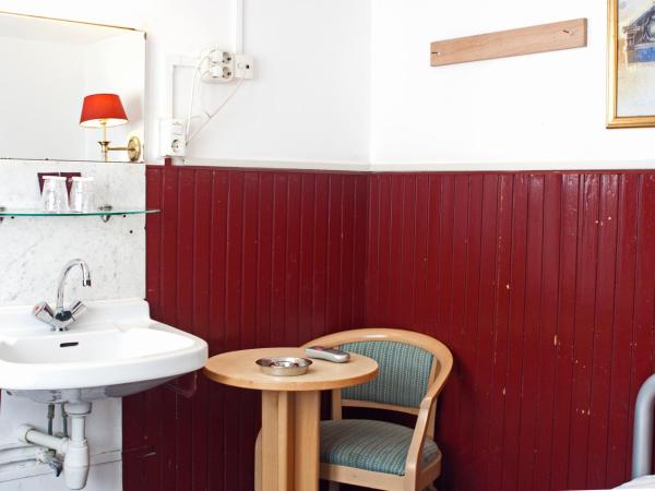 De Mallemoolen : photo 2 de la chambre chambre lits jumeaux basique avec salle de bains commune