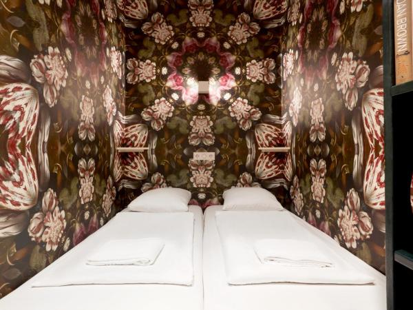 Hotel Not Hotel Amsterdam : photo 8 de la chambre chambre secret bookcase s (salle de bains commune)