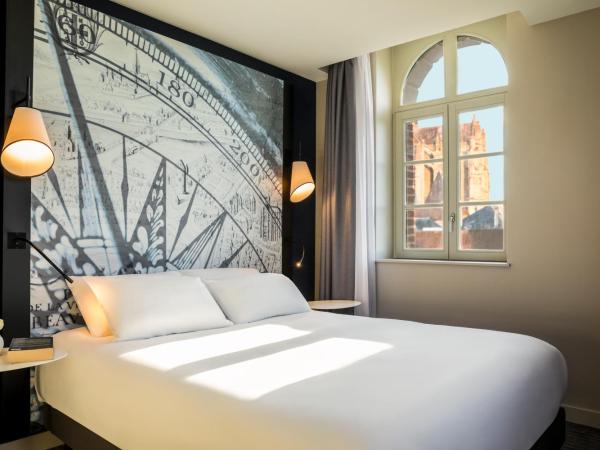 Mercure Beauvais Centre Cathédrale : photo 2 de la chambre chambre classique avec lit double 160 x 200 - vue sur cathédrale