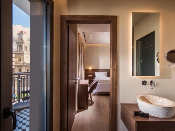 Metropole Urban Hotel : photo 4 de la chambre chambres communicantes supérieures avec balcon - vue sur ville